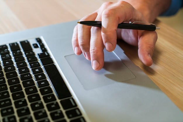 Hombre de negocios irreconocible escribiendo en la computadora portátil