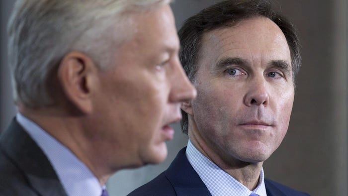 Bill Morneau regarde Dominic Barton. Bill Morneau regarde Dominic Barton.