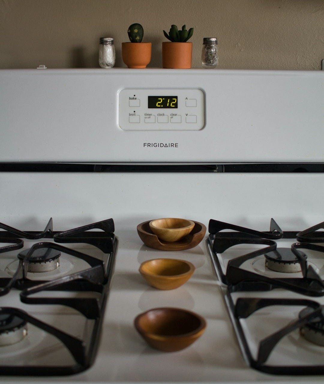 white Frigidaire gas range oven at 2.12 white Frigidaire gas range oven at 2.12