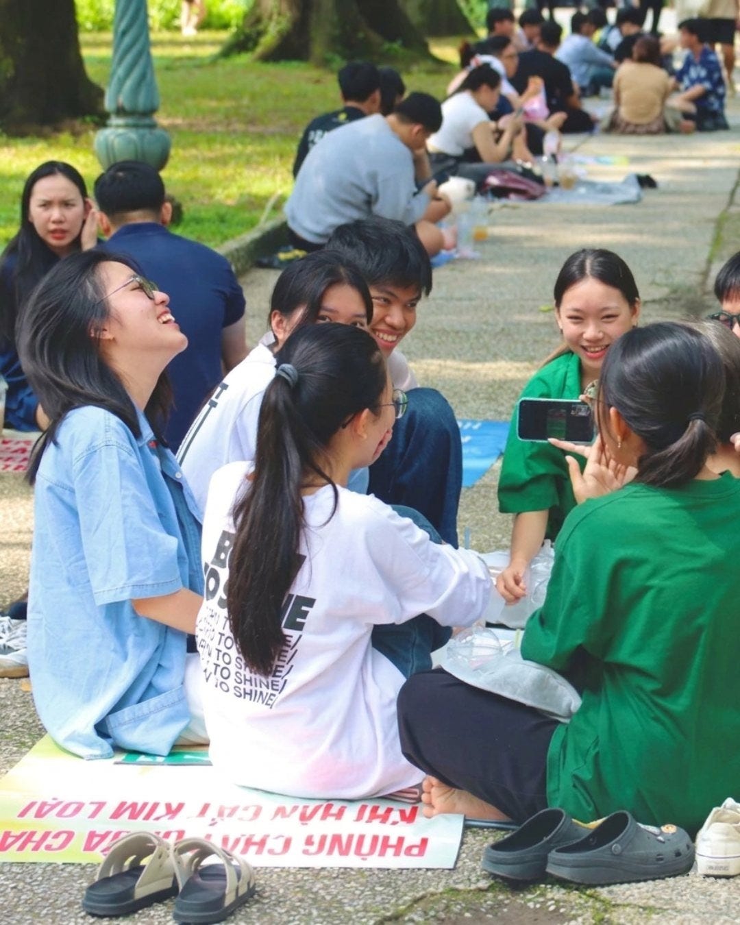 jovenes sentados suelo vietnam Cà phê bệt saigon ho chi minh