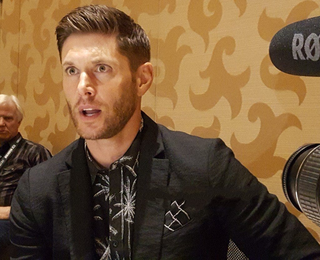 jensen ackles perks up for mttg press at comic con 2018 jensen ackles perks up for mttg press at comic con 2018