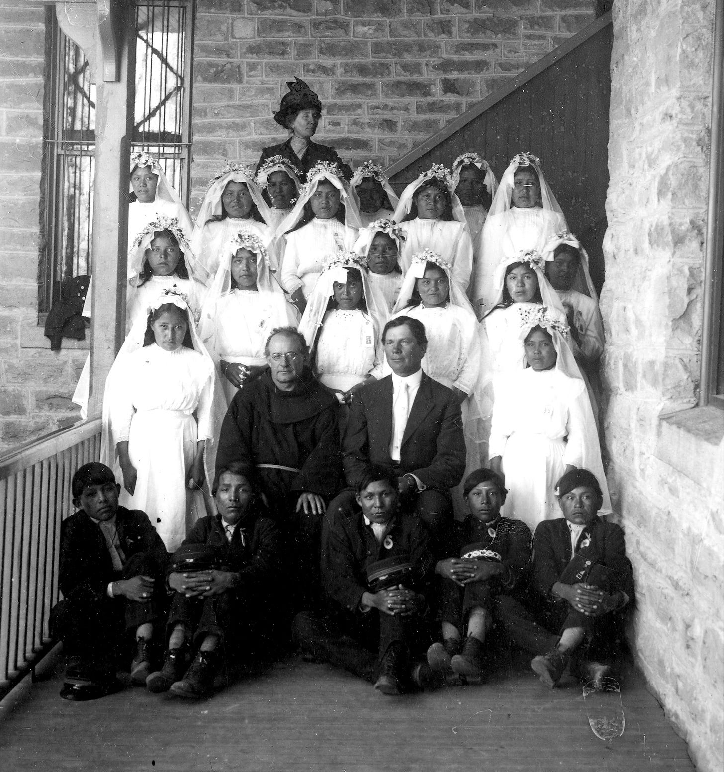 Children from Ft. Defiance and Franciscan friars.