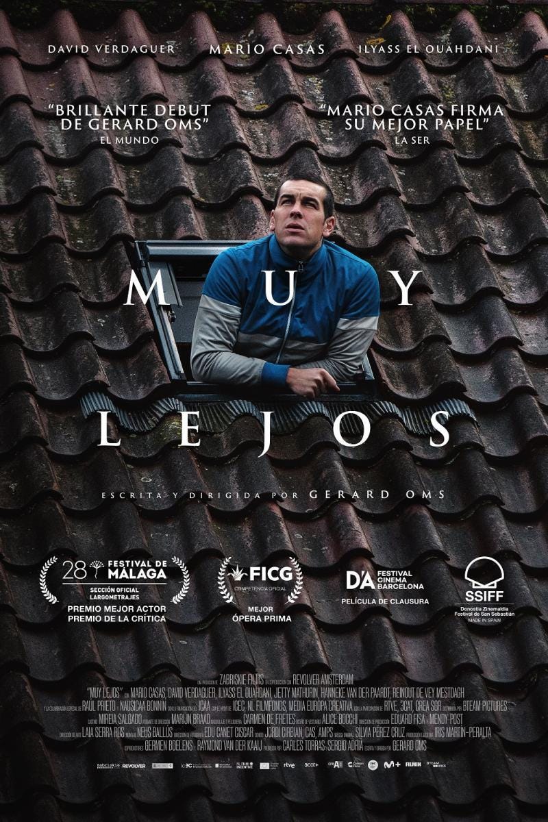 Locandina del film Muy lejos con Sergio, il protagonista interpretato da Mario Casas, che si affaccia, con un viso serio e pensoso, dal lucernario dell’appartamento in cui vive.