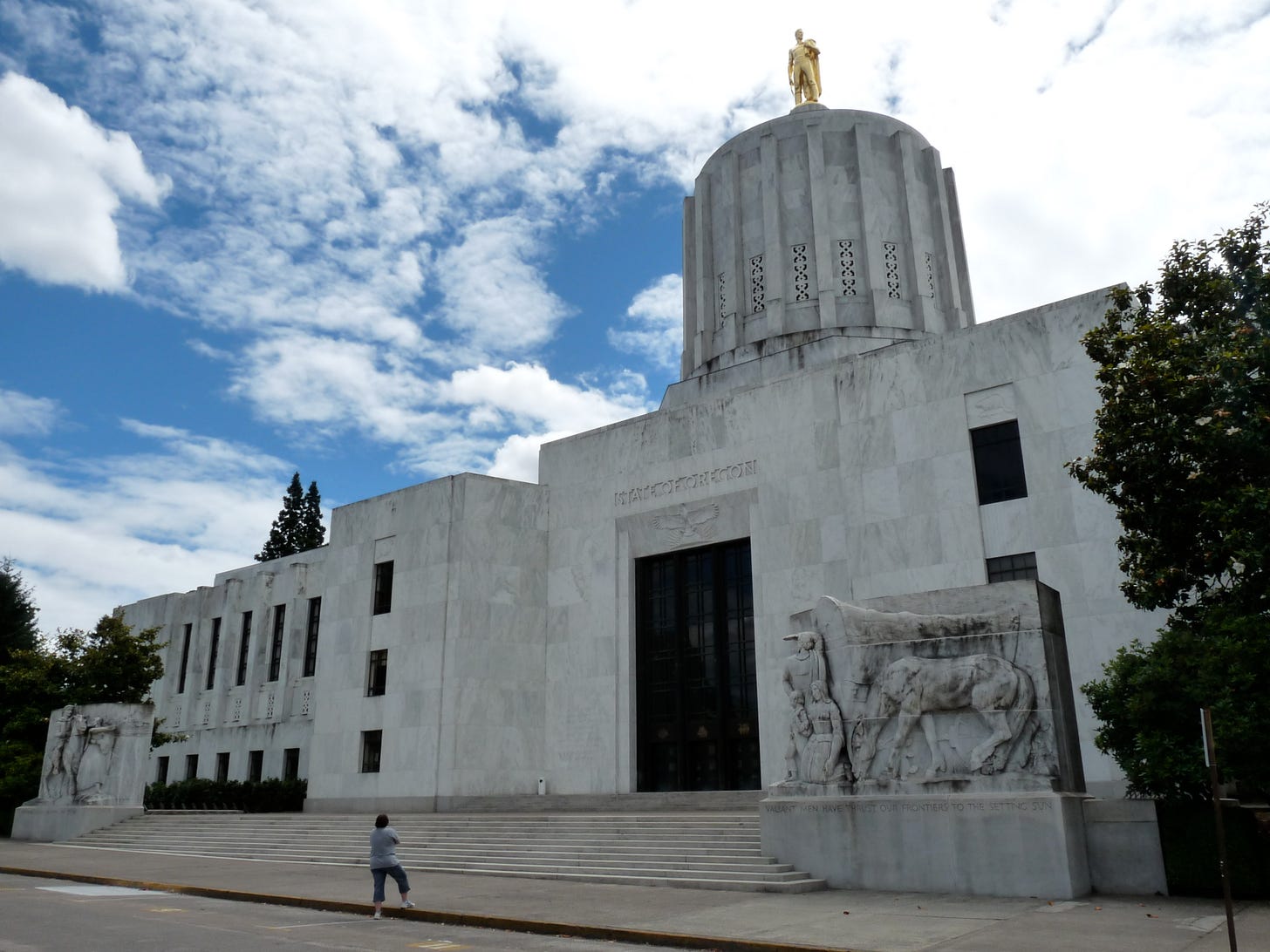 Oregon state capitol front wide 2010