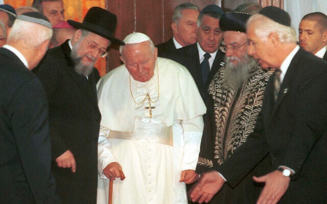 Pope John Paul II (C) meets Israeli chief rabbis Rabbi Yisrael Meir Lau (L) and Rabbi Eliyahu Bakshi-Doron (R). March 23, 2000 (Flash90) Pope John Paul II (C) meets Israeli chief rabbis Rabbi Yisrael Meir Lau (L) and Rabbi Eliyahu Bakshi-Doron (R). March 23, 2000 (Flash90)