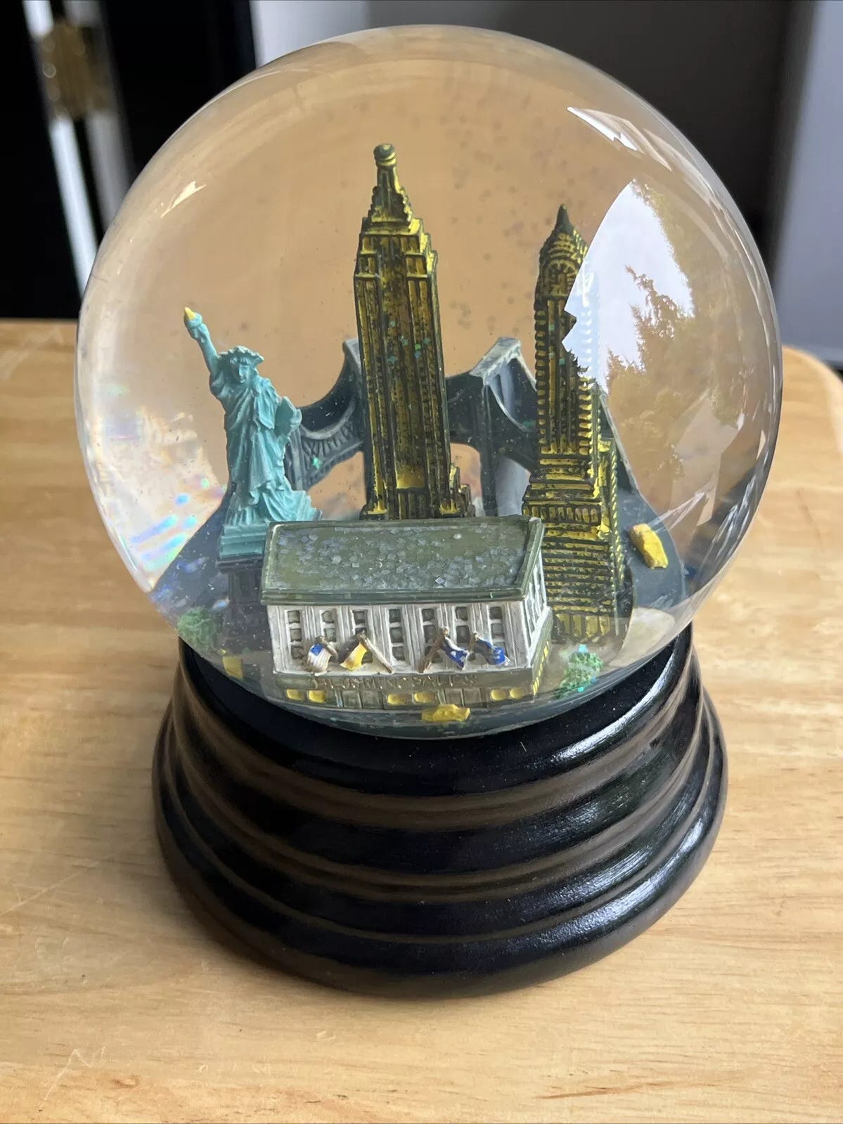 Vintage New York City Snow Globe Bloomingdales Chrysler Building Statue Liberty - Picture 1 of 10