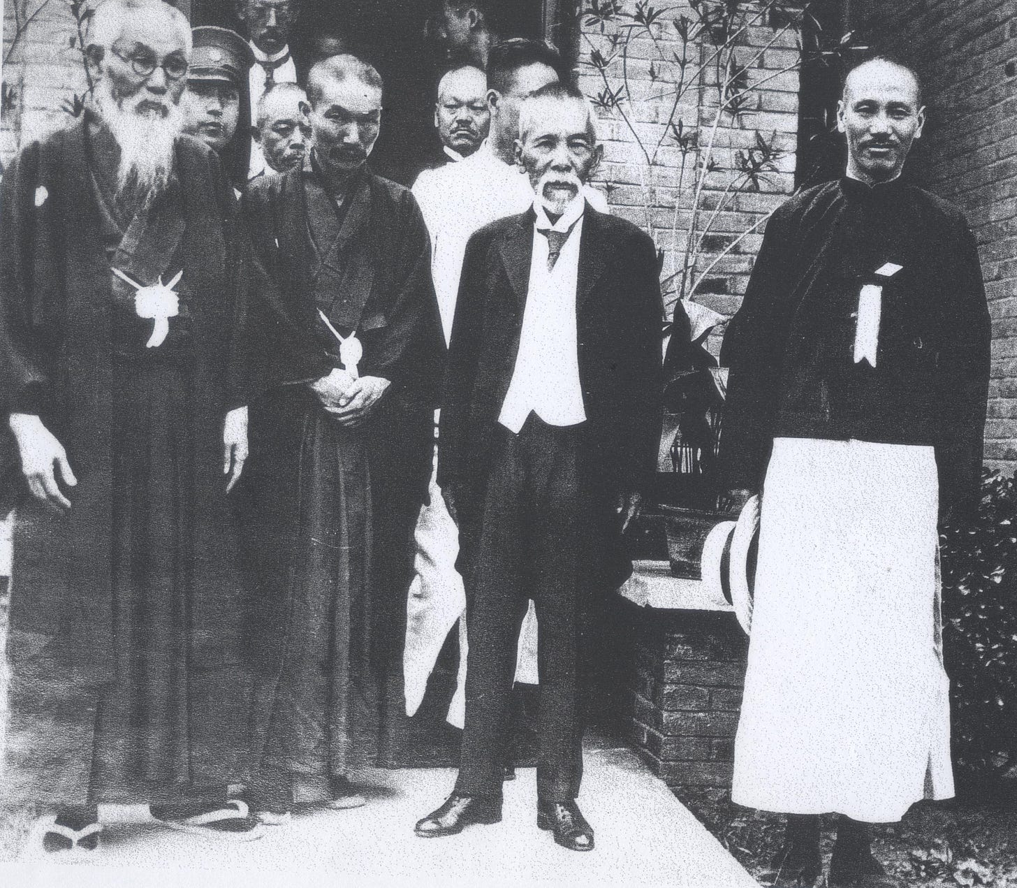 File:Tsuyoshi Inukai with Mitsuru Toyama and Chiang Kai-shek cropped.jpg -  Wikimedia Commons