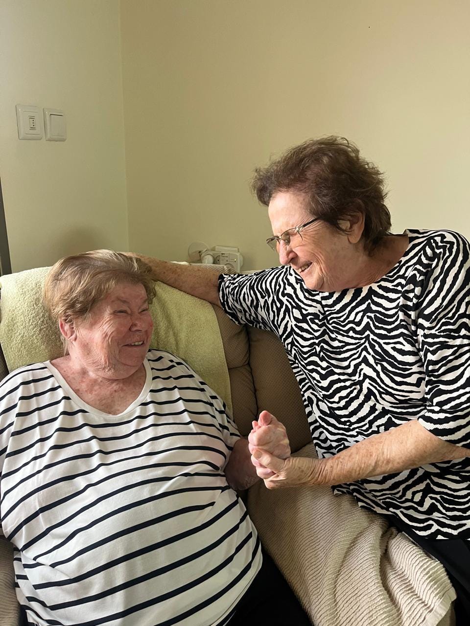 La niña de todos los nombres, la mujer que sobrevivió al Holocausto | Ornitorrinco Mónica (derecha) junto a su hermana Ester (izquierda). Foto/Archivo personal de Mónica Dawidowicz.