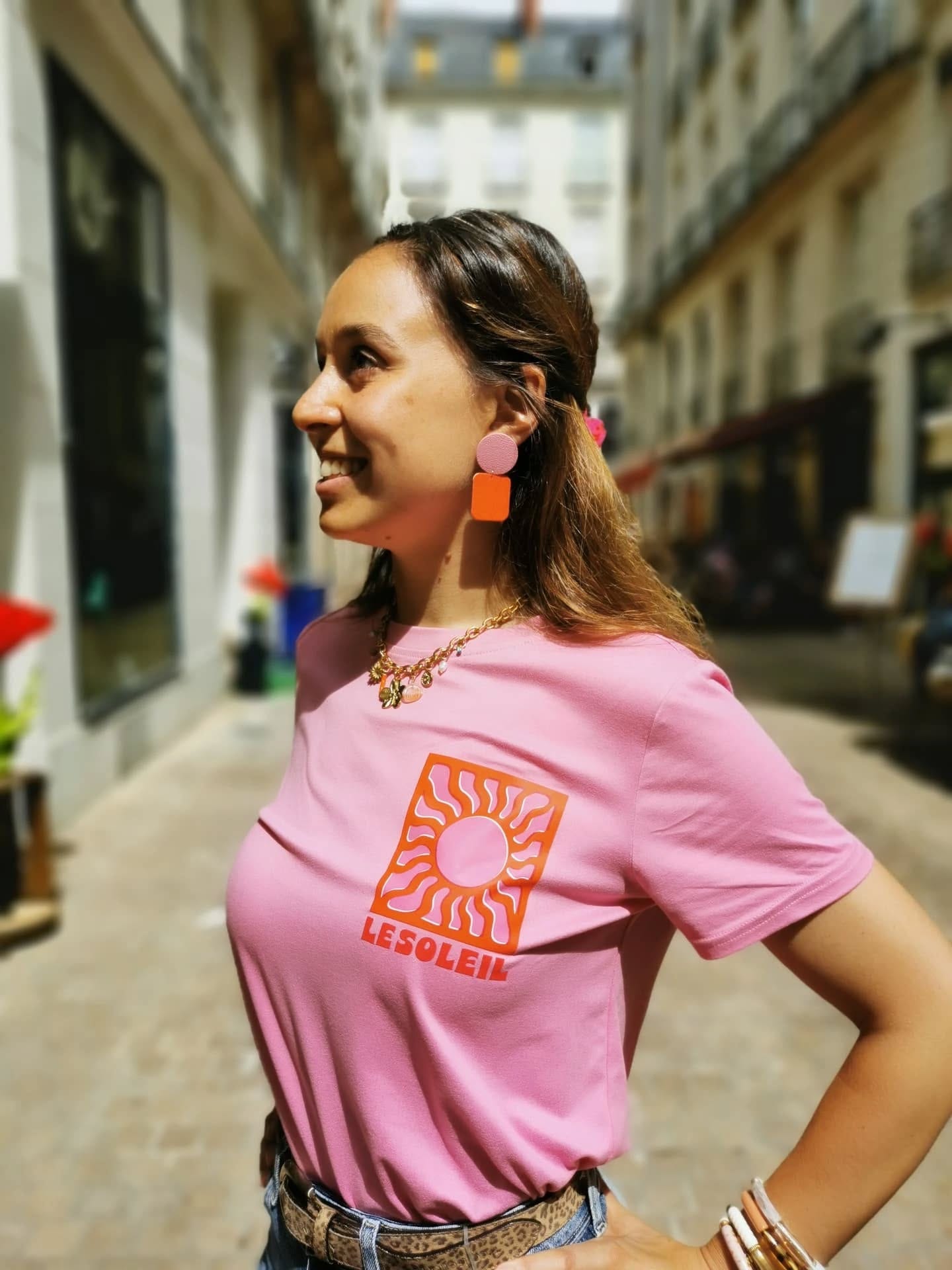 Peut être une image de 1 personne et texte