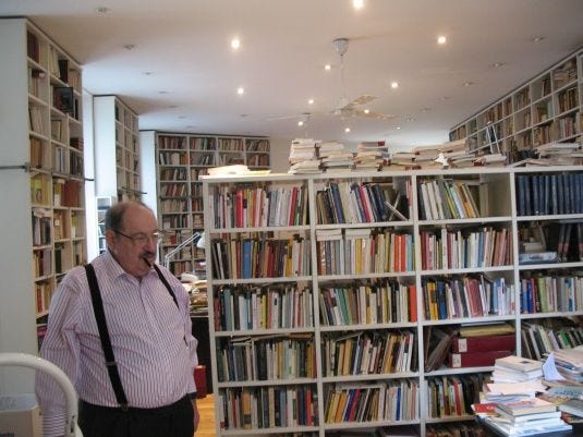 PRECIOSIDADE! 🚨 Umberto Eco em sua biblioteca em Milão. Ele tinha 30.000  volumes lá e outros 20.000 em sua outra biblioteca, perto de Urbino.