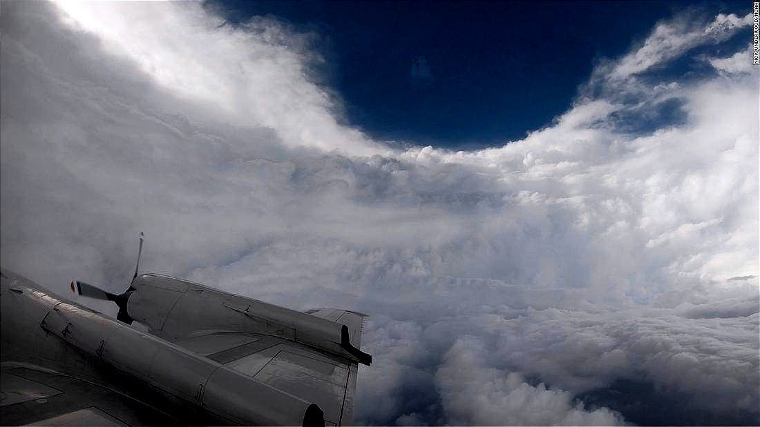 Dentro do olho de um furacão a 300 metros de altitude | CNN Brasil