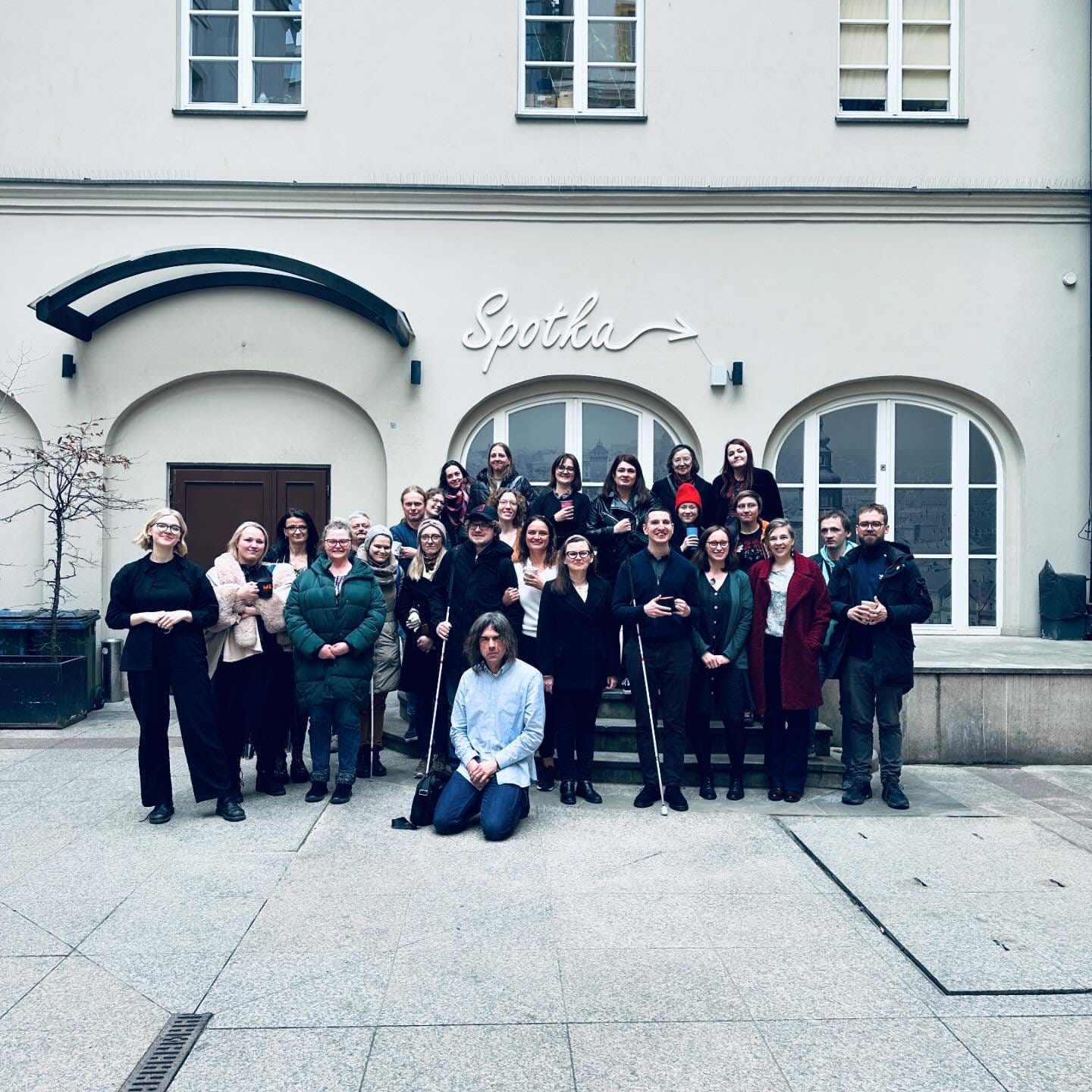 Grupowe zdjęcie. Na nim 26 uśmiechniętych osób.