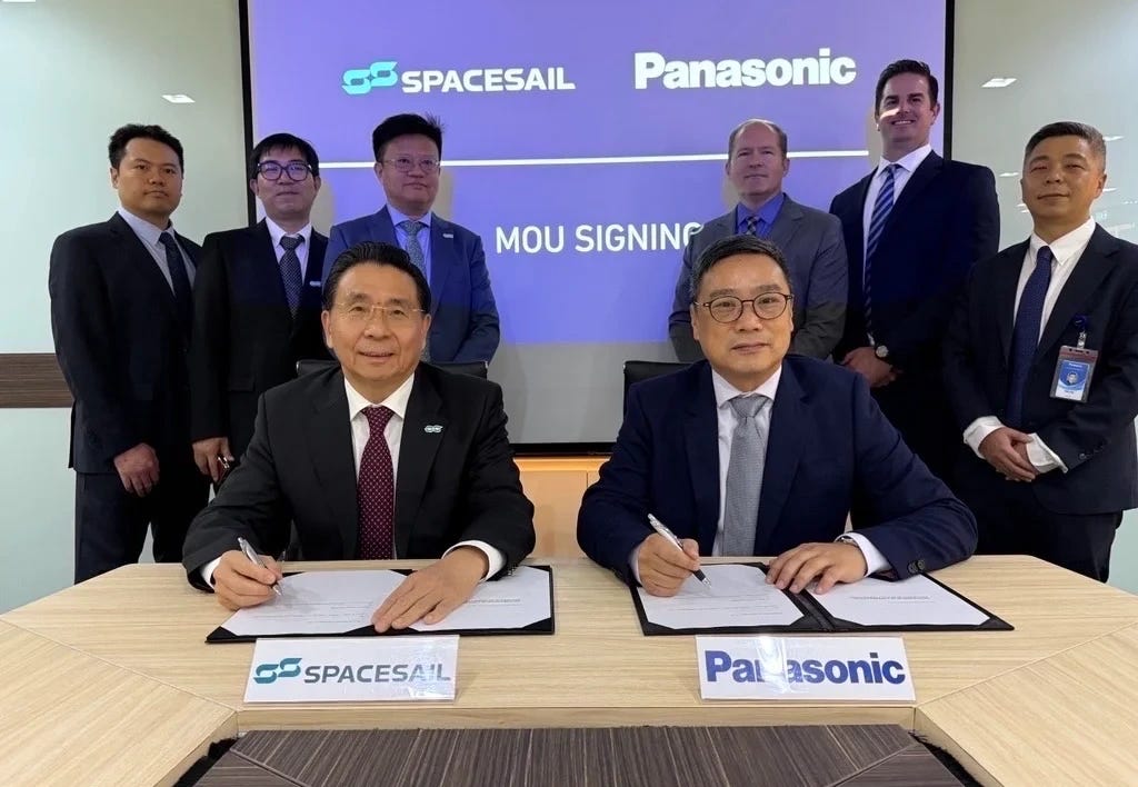 Shanghai Spacesail Technologies’ delegation, led by Dr Jason Jie Zheng (left), signing its memorandum with Panasonic Avionics Corporation’s delegation in Singapore on February 4th 2026.
