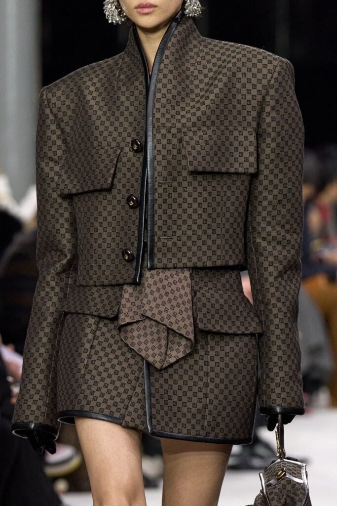 Blazer Cropped é um item essencial no guarda-roupa feminino; confira dicas para criar looks incríveis