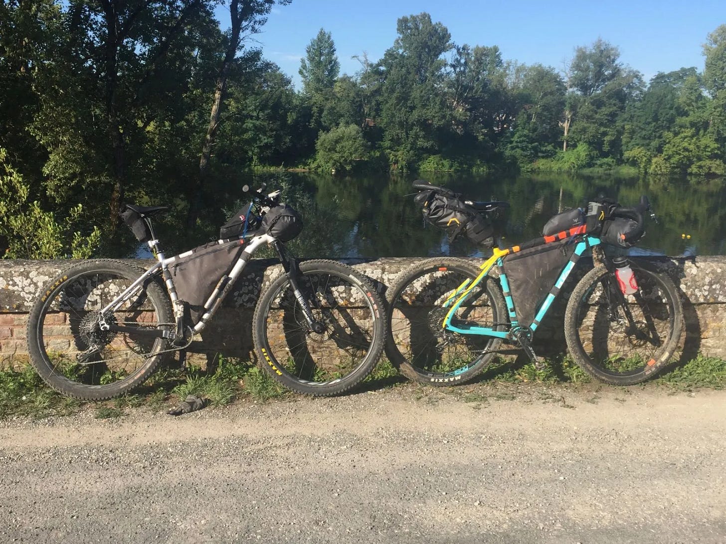 Nos bécanes au bord du Lot Nos bécanes au bord du Lot