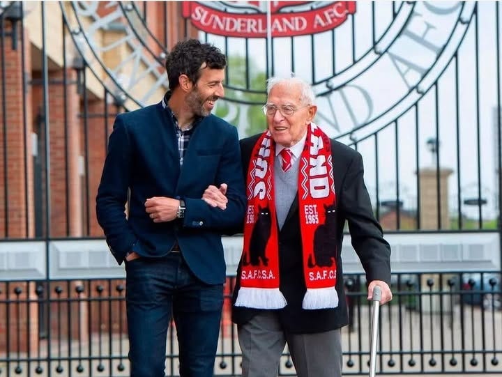 Une image contenant habits, personne, bâtiment, plein air

Le contenu généré par l’IA peut être incorrect.