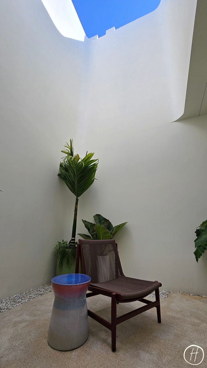 Deluxe One Bedroom Suite with Ocean View and Private Pool: Mini courtyard