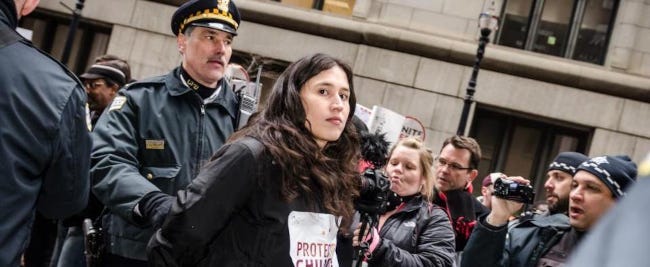Kelly Hayes, jeune femme aux longs cheveux bruns, arrêtée par la police américaine lors des manifestations Occupy Wall Street