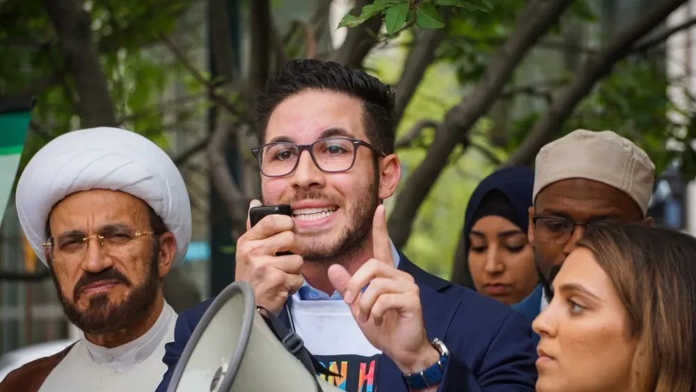 Em 2018, quatro anos antes de se tornar prefeito de Dearborn, Michigan, Abdullah Hammoud participou de um protesto na cidade para denunciar as políticas de imigração do presidente Donald Trump. Hammoud recentemente fez uma piada sobre "ji...