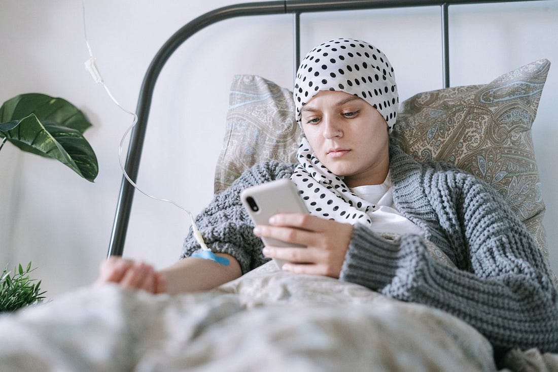 Cancer patient using smartphone for virtual care navigation