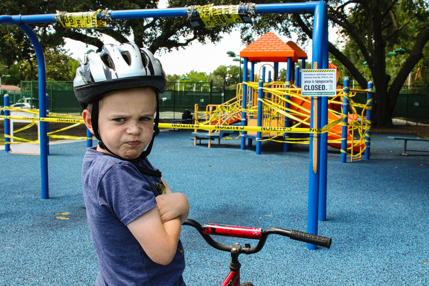 Un enfant fait la moue  avec son velo