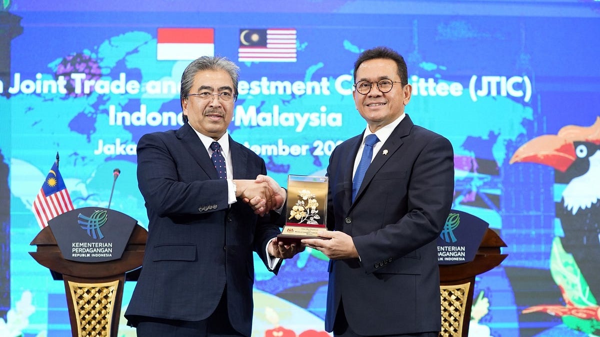 Indonesia and Malaysia Boost Commerce at Entikong-Sibu Border - News Directory 3