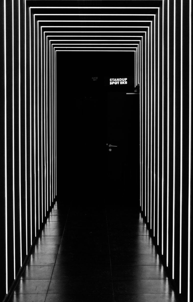 Puerta de discoteca moderna cerrada Puerta de discoteca moderna cerrada