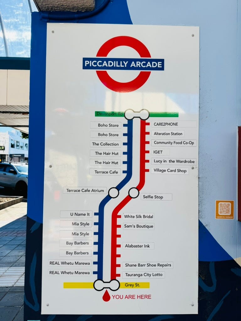 A shopping street borrowed the London Underground A shopping street borrowed the London Underground