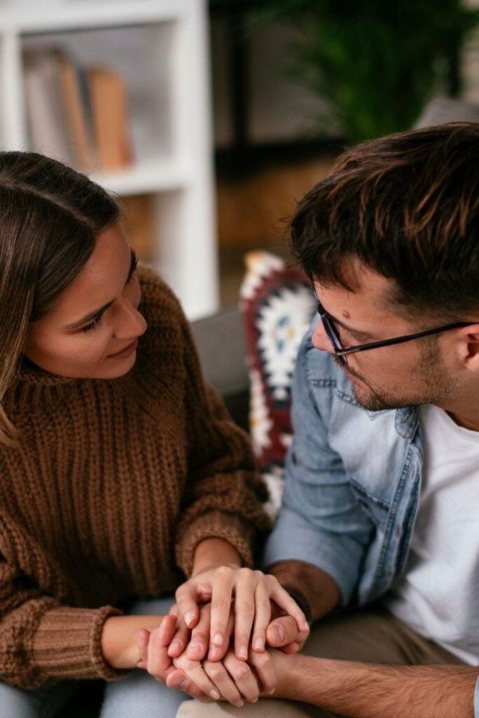 Află de ce partenerul evitant se retrage când te apropii, cum găsești echilibrul dintre spațiu și conexiune și ce lecții esențiale îți oferă o relație cu un evitant. Ghid practic bazat pe psihologia atașamentului.