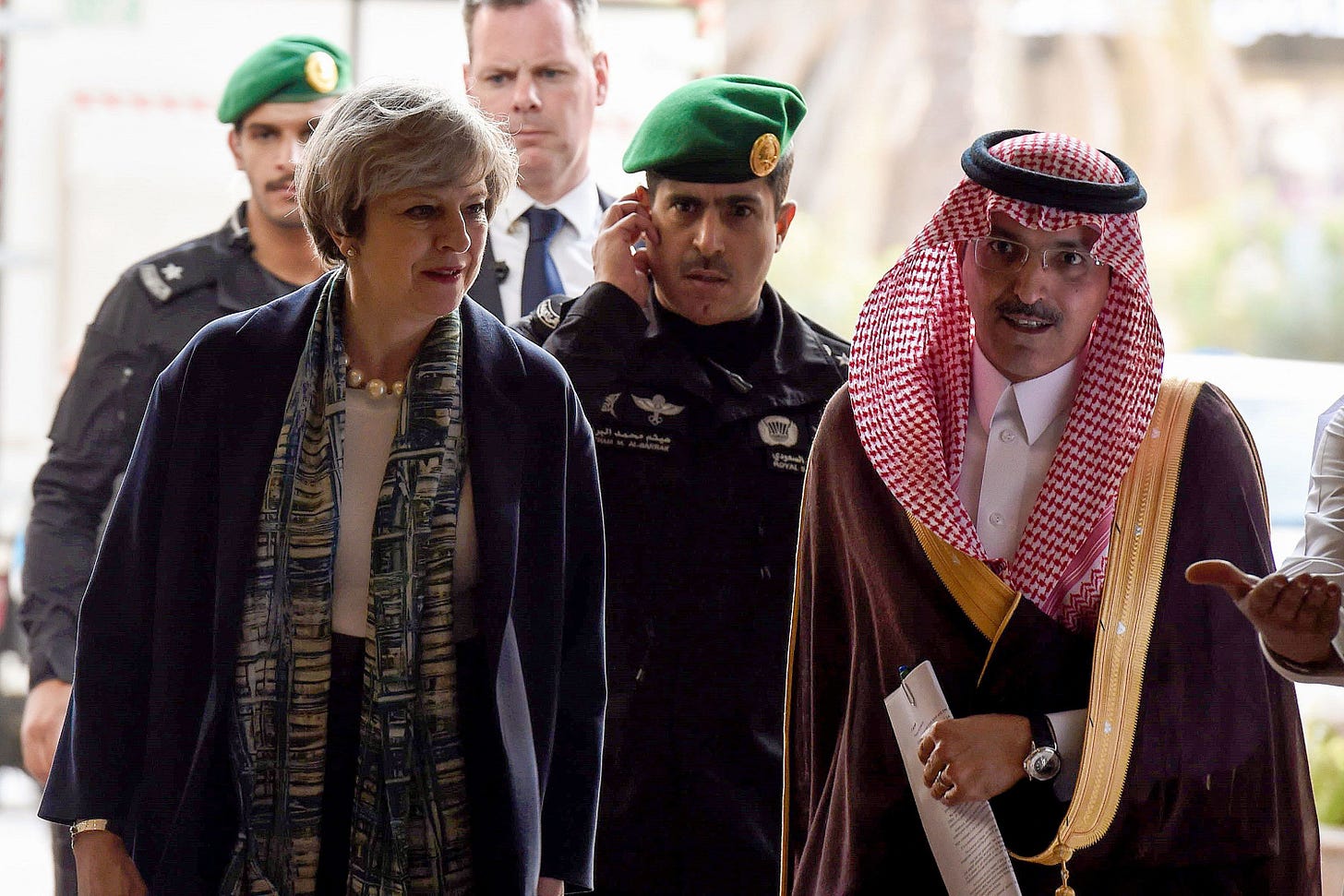 Theresa May not first female leader to bare head in Saudi Arabia | CNN Theresa May not first female leader to bare head in Saudi Arabia | CNN