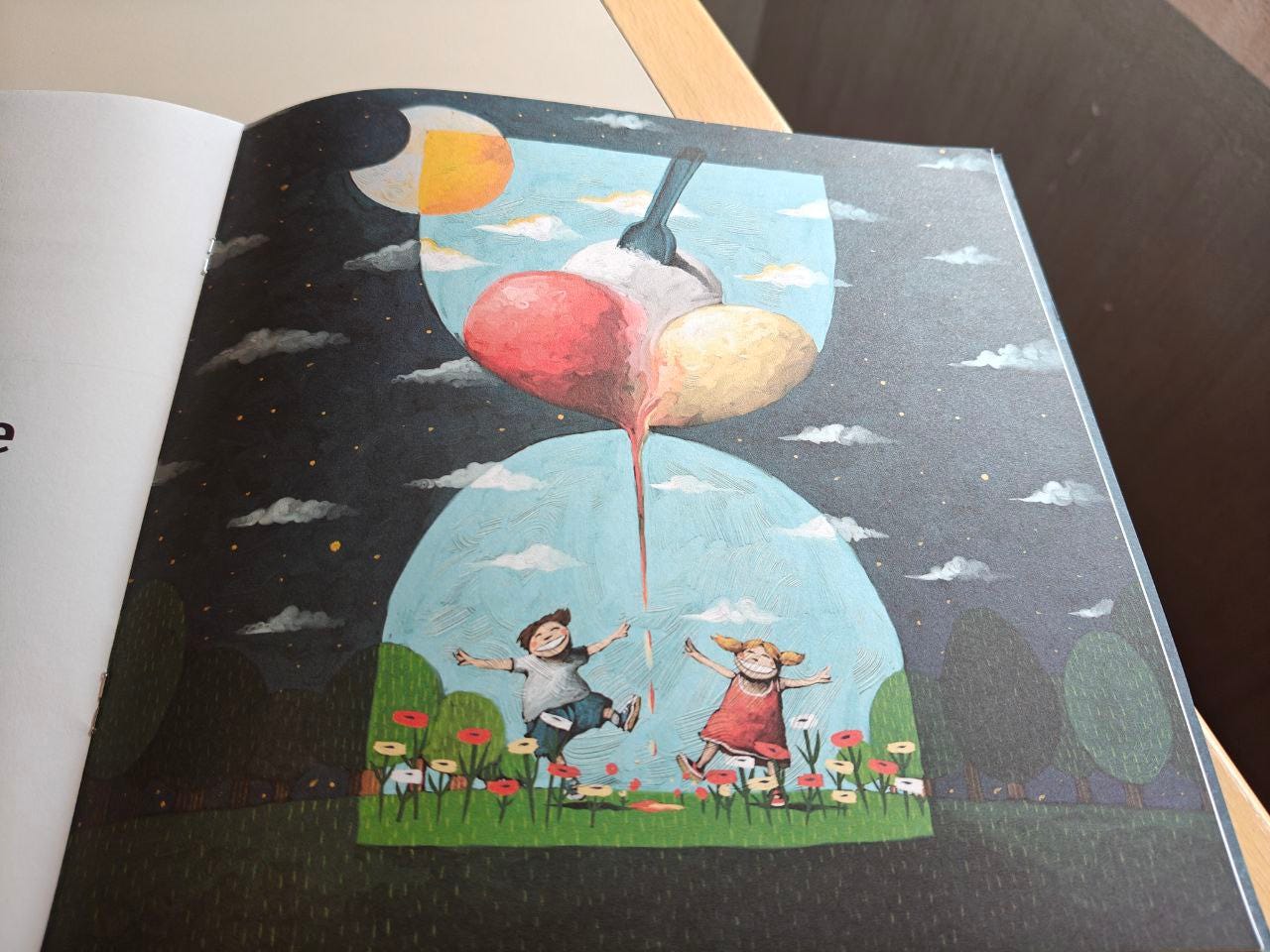 Un'illustrazione dalla Scatoline "Tempo" disegnata da Fabio Magnasciutti. L'immagine raffigura una clessidra in cui la sabbia è sostituita da un cono gelato stilizzato. La parte superiore della clessidra mostra il cielo notturno con stelle e una luna in fase di mezzaluna. La parte inferiore della clessidra mostra un prato verde con fiori colorati e un cielo azzurro con nuvole bianche. Un cono gelato a tre gusti (rosso, bianco e giallo) si sta sciogliendo e il suo liquido scende dalla parte superiore a quella inferiore, fungendo da "sabbia" che scorre. Due bambini, un maschio e una femmina, saltano gioiosamente sul prato all'interno della clessidra inferiore, con le braccia aperte. L'intera scena è incorniciata da un cielo notturno pieno di stelle e alberi scuri.