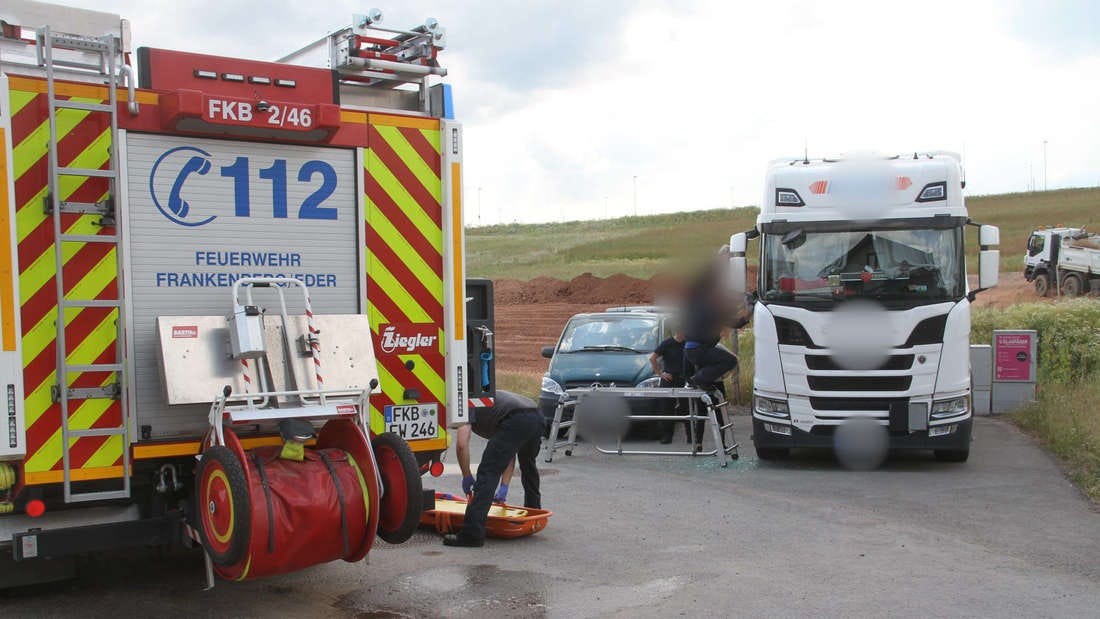 An der Einsatzstelle im Frankenberger Neubaugebiet Bockental: In dem Lastwagen wurde gestern der tote Lkw-Fahrer entdeckt. An der Einsatzstelle im Frankenberger Neubaugebiet Bockental: In dem Lastwagen wurde gestern der tote Lkw-Fahrer entdeckt.
