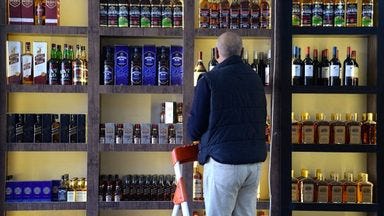 Un client dans un magasin d'alcool en Irak Un client dans un magasin d'alcool en Irak