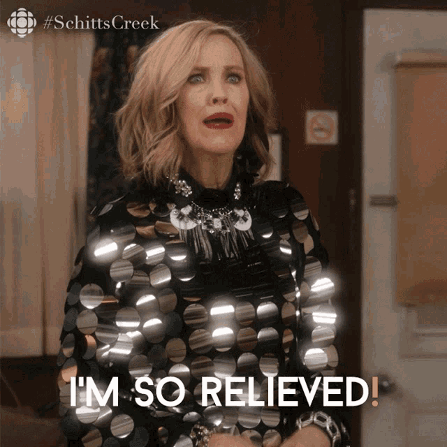 Moira, una delle protagoniste della serie Schitt's Creek interpretata da Catherine O’Hara, dice “Sono davvero sollevata” con indosso uno sgargiante top di paillettes.