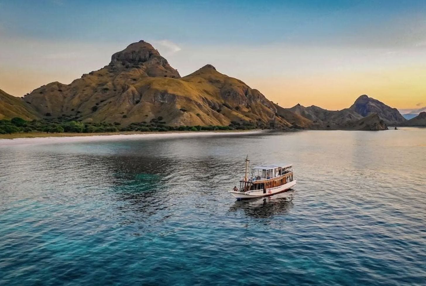 View of Yellow Wall dive site in Komodo National Park, featuring a steep underwater wall covered in colourful marine life. View of Yellow Wall dive site in Komodo National Park, featuring a steep underwater wall covered in colourful marine life.