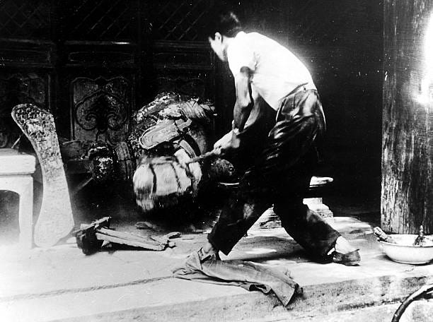 China: Zerstoerung von Tempeleinrichtungen und Kunstgegenstaenden durch Rotgardisten waehrend der Kulturrevolution- 1967