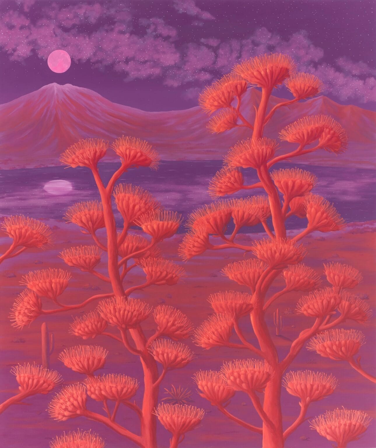 pintura em cores rosa e roxo em que vemos plantas do deserto em primeiro plano, montanhas ao fundo e uma lua cheia que se reflete em um lago