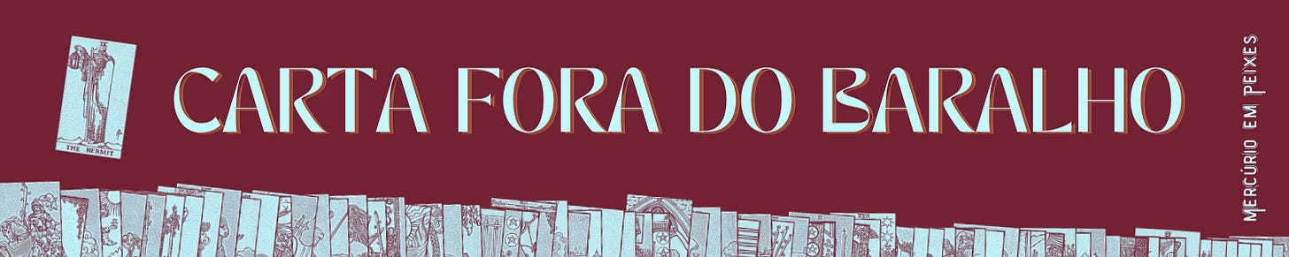 Fundo bordô escuro. O título “Carta Fora do Baralho” aparece centralizado em branco com contorno azul-claro, em fonte elegante e serifada. Na base, cartas do tarô Rider-Waite-Smith alinhadas horizontalmente, incluindo “O Eremita” à esquerda. Na lateral direita, “Mercúrio em Peixes” aparece na vertical.