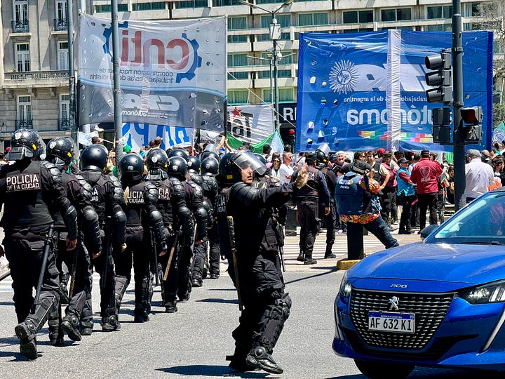 Dos fotos. En la de la izquierda una pareja baila tango. En la de la derecha, una fila de policías cruza la calle lista para reprimir una protesta. Foto propia.