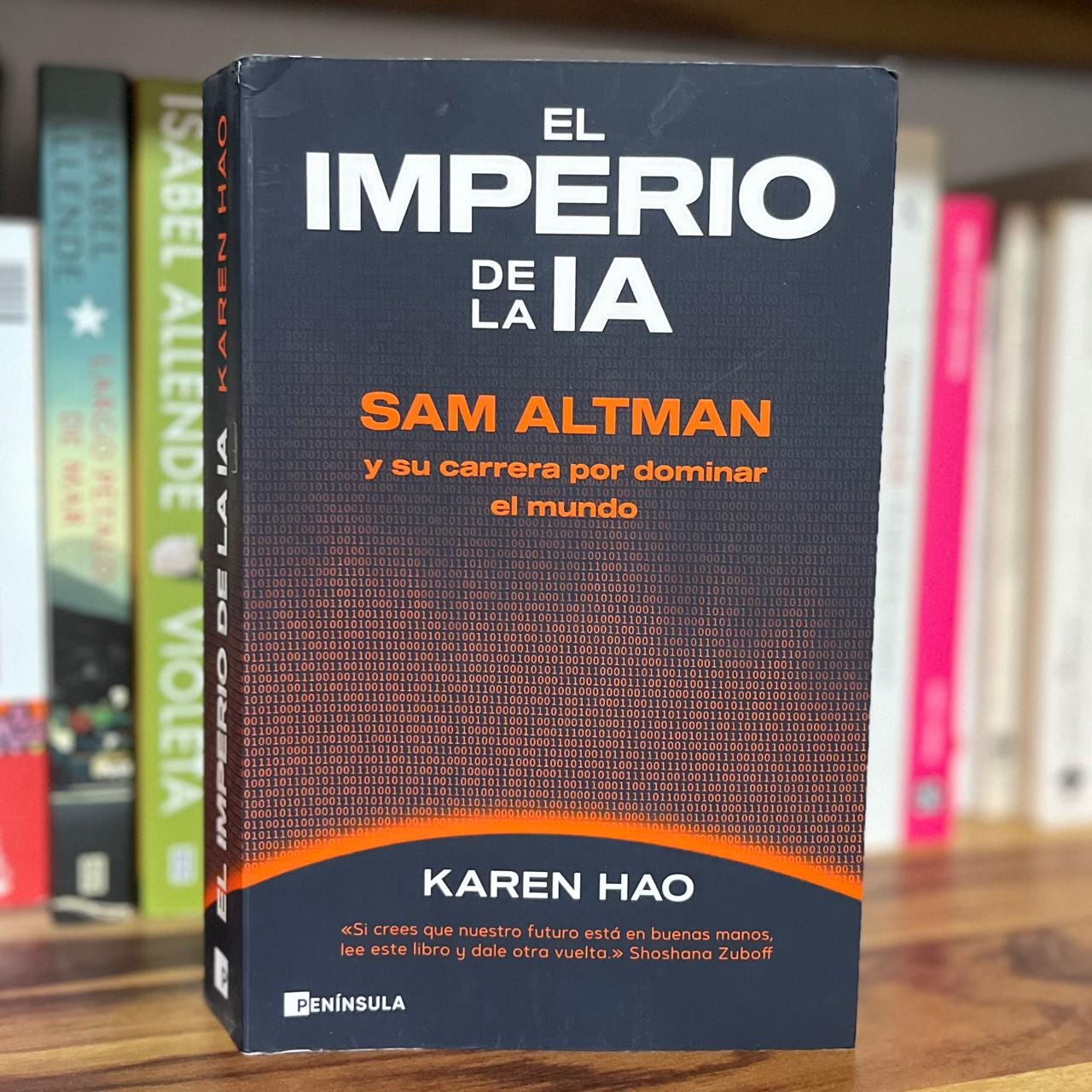 Portada del libro El imperio de la IA: Sam Altman y su carrera por dominar al mundo, de Karen Hao (Península, 2025)