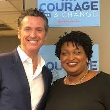 May be an image of 2 people, people standing and text that says 'COURAGE A CHANGE 2 QUE'