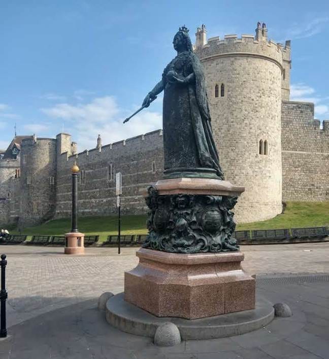 A statue of a person in front of a castle
AI-generated content may be incorrect. A statue of a person in front of a castle
AI-generated content may be incorrect.