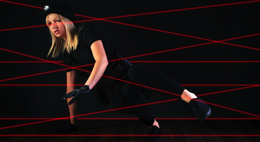 Foto de una chica sorteando rayos láser