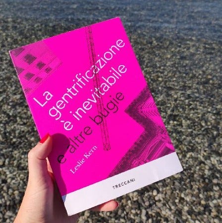 Tre foto quadrate. La prima è un libro rossa tenuto in mano, dietro il mare. Il secondo un libro con un disegno arancione e nero, con la sagoma di una casa. Dietro degli scogli e il mare. Il terno un libro con la parte sopra bianca e sotto un disegno sull'arancione/rosa. Dietro una libreria.