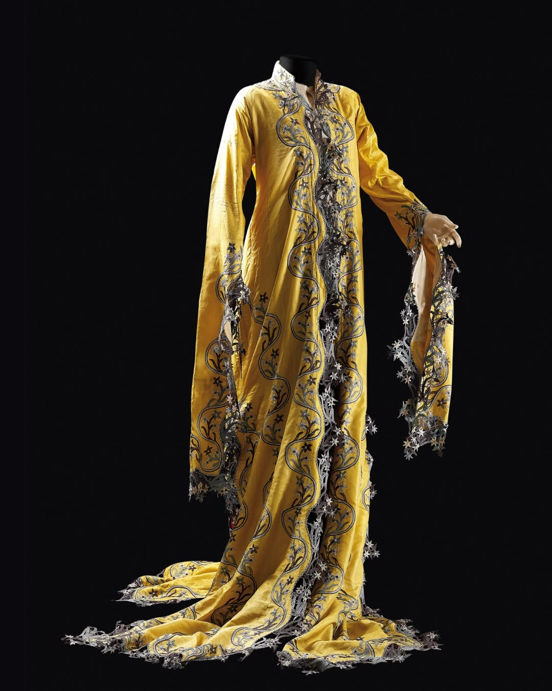 Ucetek entari, featuring a laid cord technique. Photo: © Vehbi Koç Foundation’s Sadberk Hanım Museum. Ucetek entari, featuring a laid cord technique. Photo: © Vehbi Koç Foundation’s Sadberk Hanım Museum.