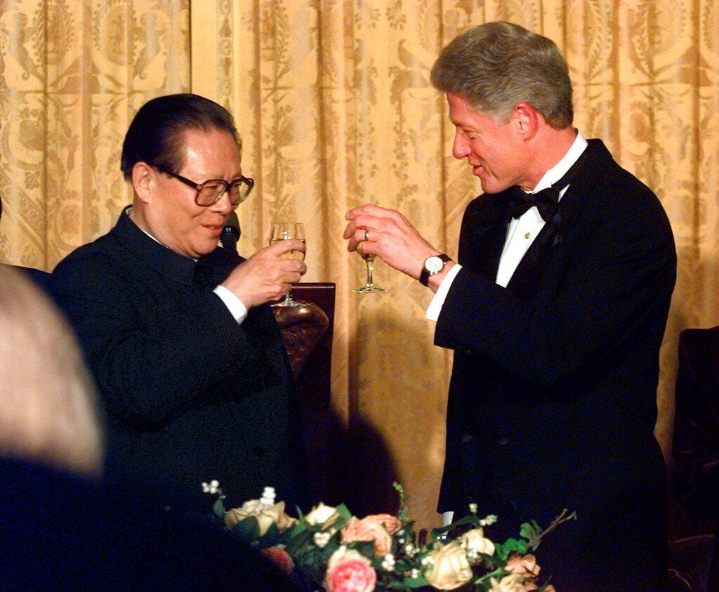 1997年10月，中國國家主席江澤民與美國總統柯林頓在白宮舉杯。（美聯社）