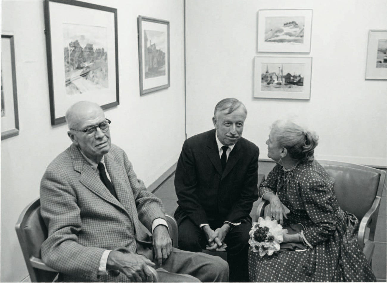 Edward Hopper e Josephine Hopper com Lloyd Goodrich no Whitney Museum of American Art, 1964. Fotografia de Raphael Shammaa