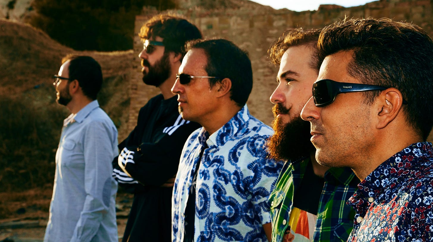 Puede ser una imagen de una o varias personas, barba, personas de pie, lentes de sol y al aire libre