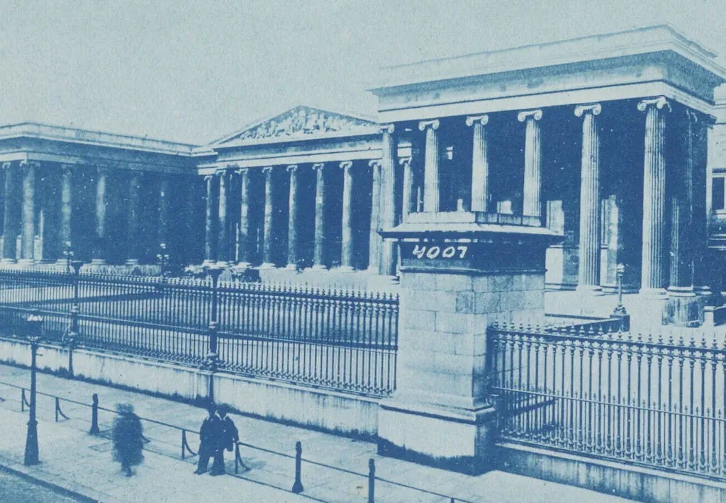 Photo du British Museum de Londres réalisée par un·e photographe anonyme entre 1890 et 1905 (collection du Rijksmuseum). Photo ici recadrée.