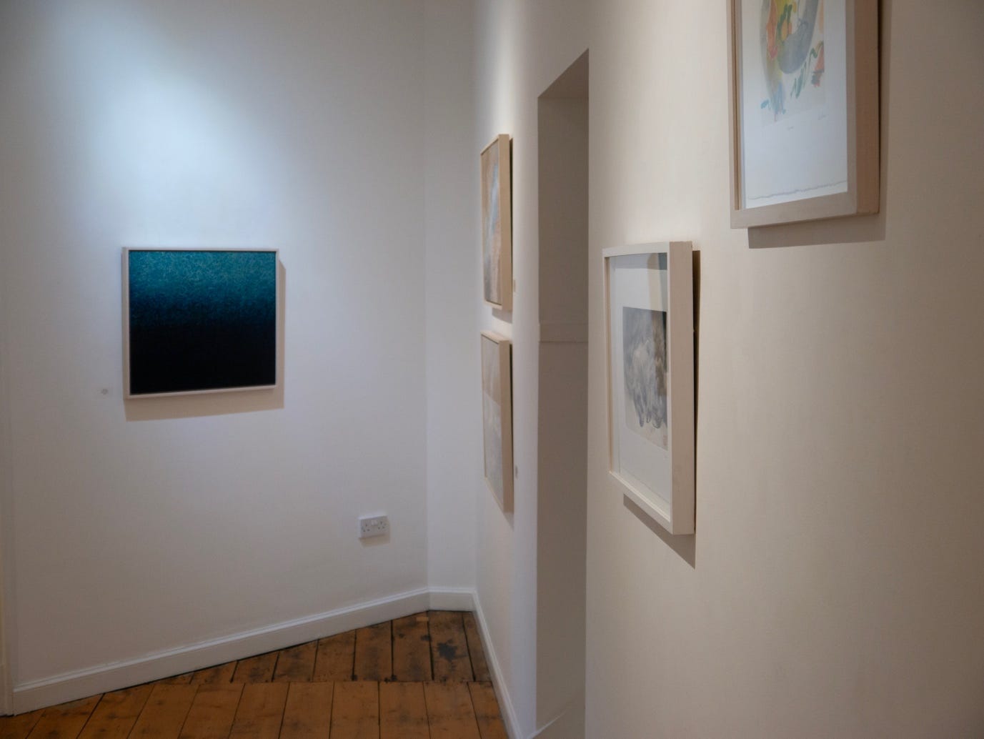 A room with art on the wall

AI-generated content may be incorrect.